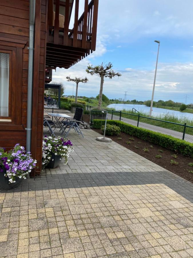 Villa Chalet La Meuse à Maaseik Extérieur photo