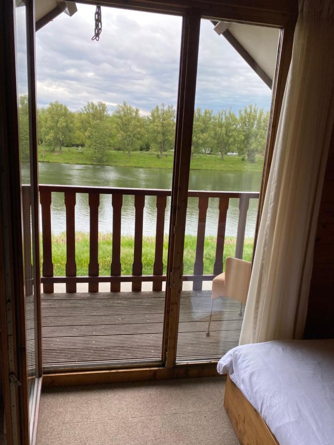 Villa Chalet La Meuse à Maaseik Extérieur photo