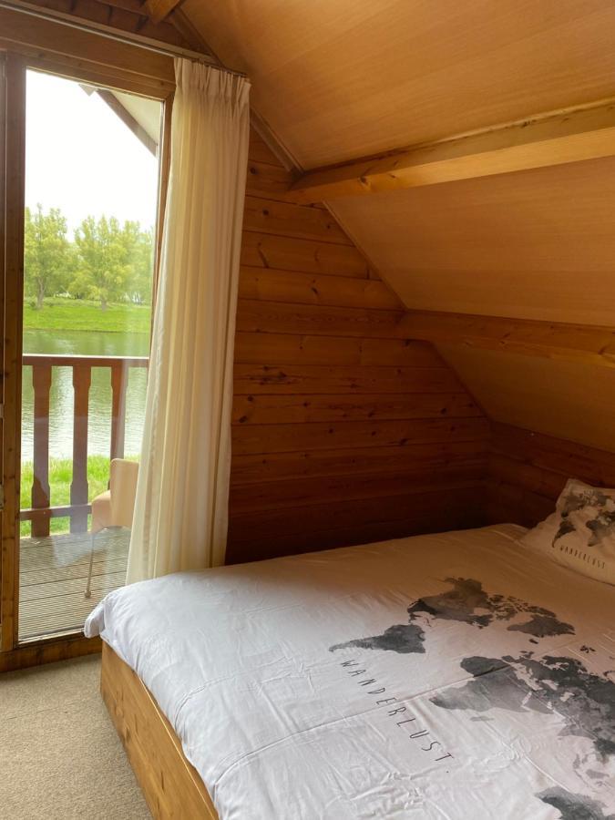 Villa Chalet La Meuse à Maaseik Extérieur photo