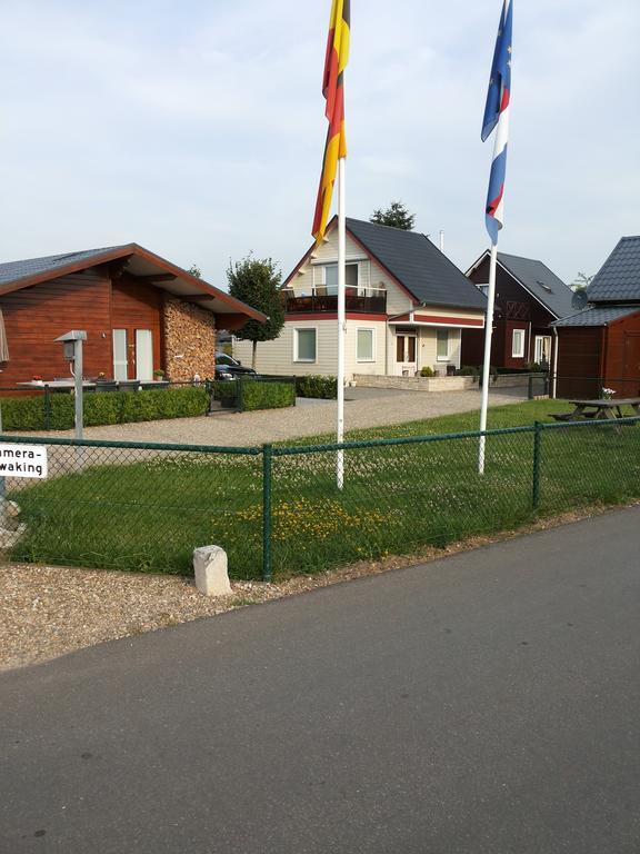 Villa Chalet La Meuse à Maaseik Chambre photo